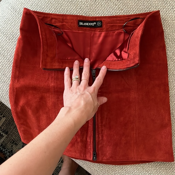 Blank NYC zipper Suede Mini Skirt | Size 25 - Picture 5 of 5